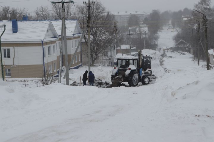 На месте прорыва водопроводной магистрали продолжаются аварийные работы