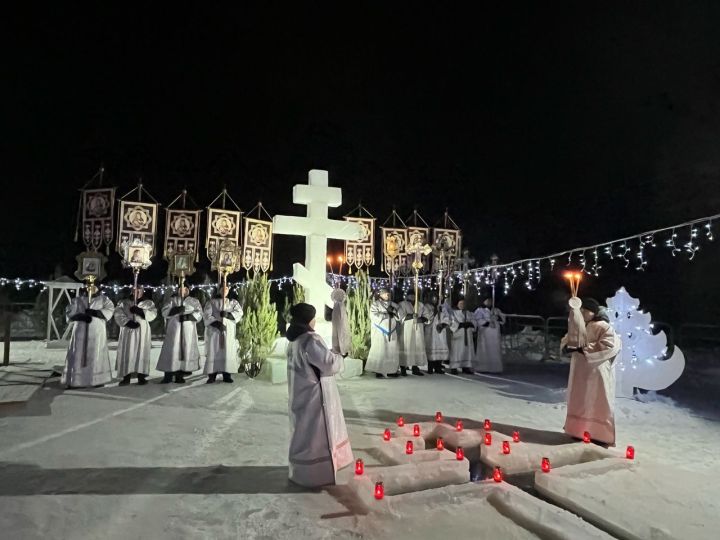 Епископ Пахомий возглавил крестный ход на «иордань»