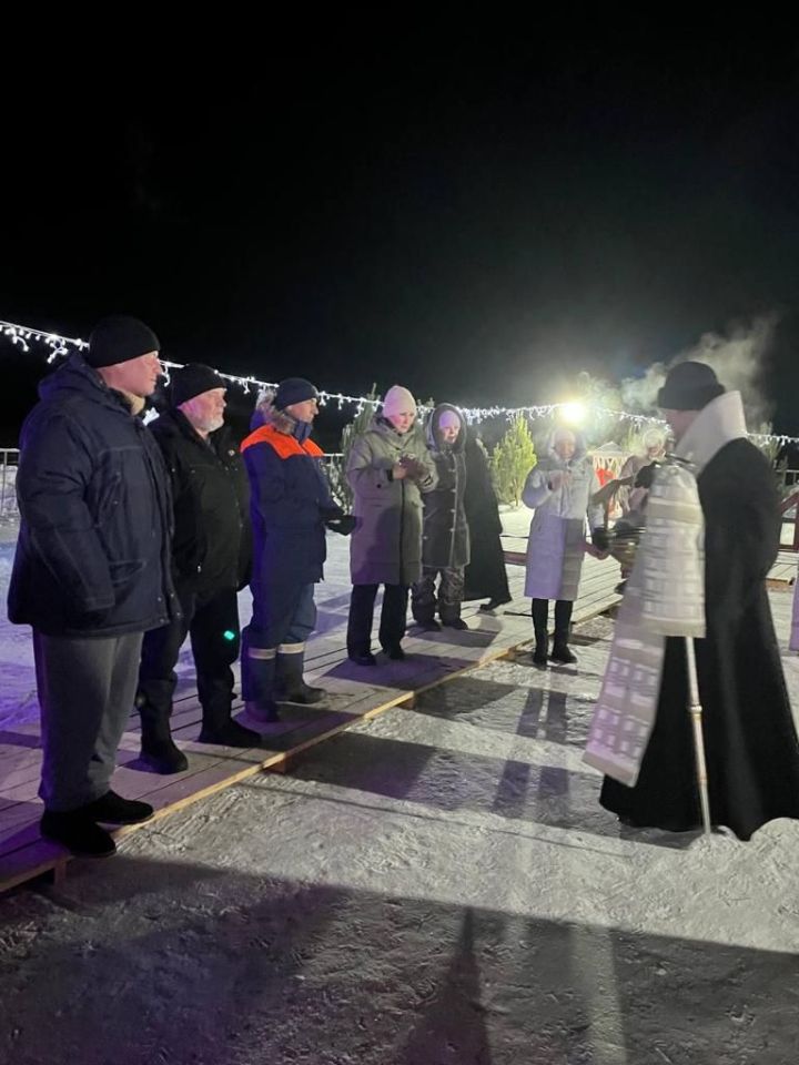 Епископ Пахомий возглавил крестный ход на «иордань»