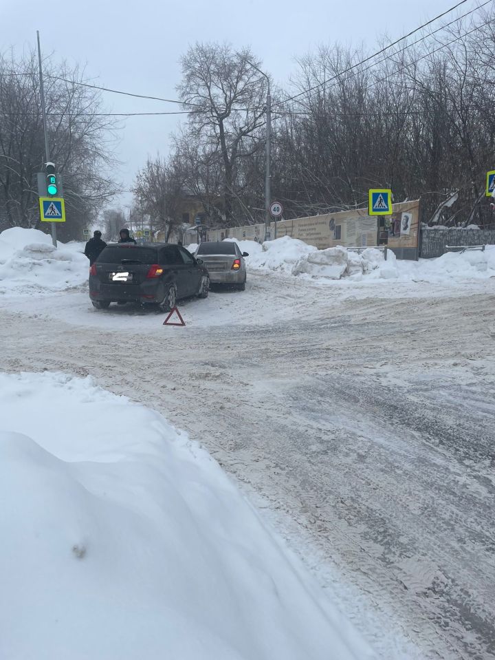 В Чистополе в центре города столкнулись две легковушки