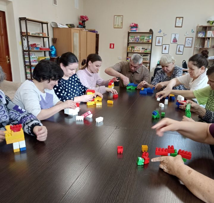 Подопечные дома-интерната развивали воображение с помощью игр с конструктором Лего