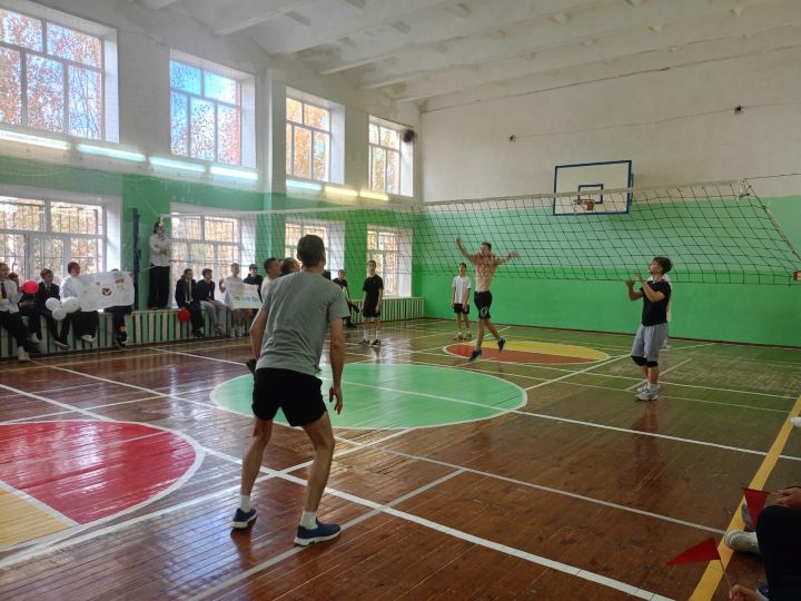 В чистопольской школе прошел товарищеский матч между родителями и школьниками