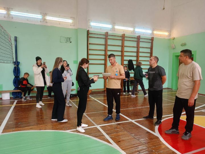 В чистопольской школе прошел товарищеский матч между родителями и школьниками