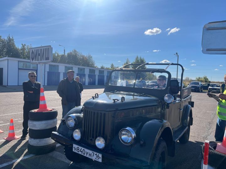 Автомобиль йөртергә яратучы, 60 яшьтән узган 12 кеше машина йөртү осталыгы конкурсында катнашты