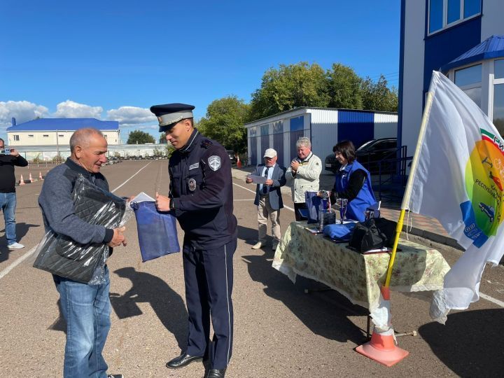 Автомобиль йөртергә яратучы, 60 яшьтән узган 12 кеше машина йөртү осталыгы конкурсында катнашты