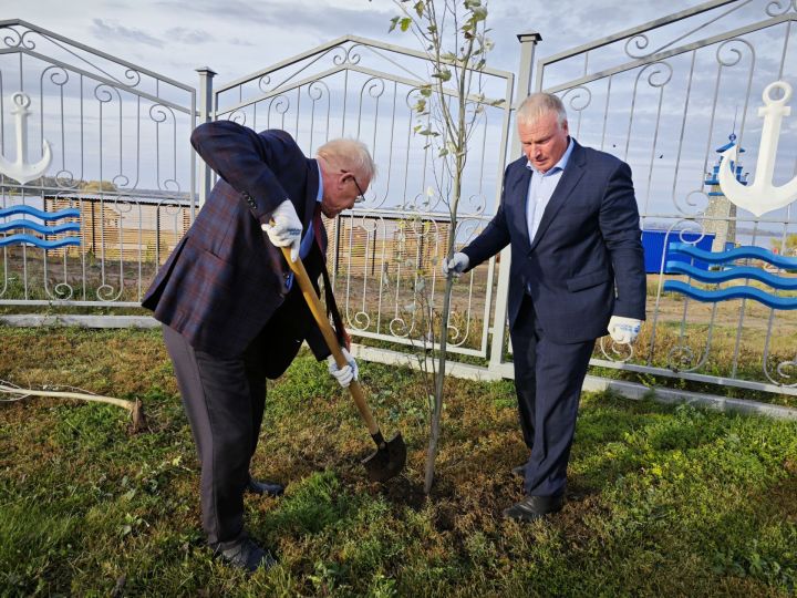 В парке на набережной Чистополя депутат Госдумы Олег Морозов и глава района Дмитрий Иванов посадили пирамидальные тополя