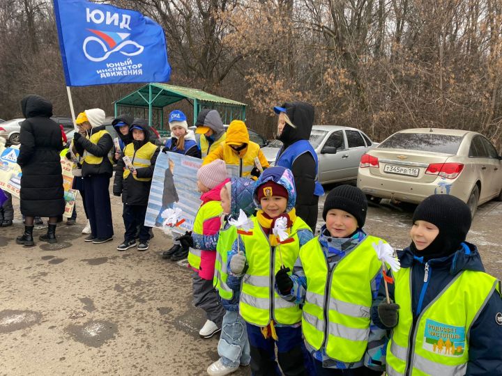 В Чистополе дети раздавали водителям фигурки белых голубей