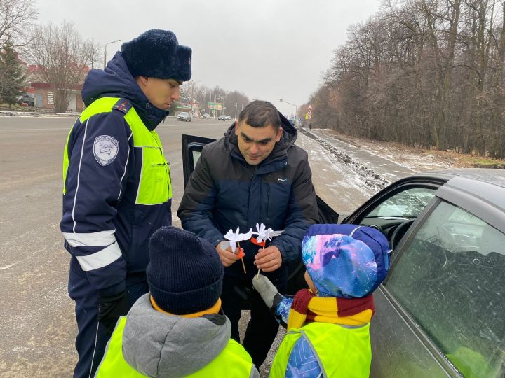 В Чистополе дети раздавали водителям фигурки белых голубей