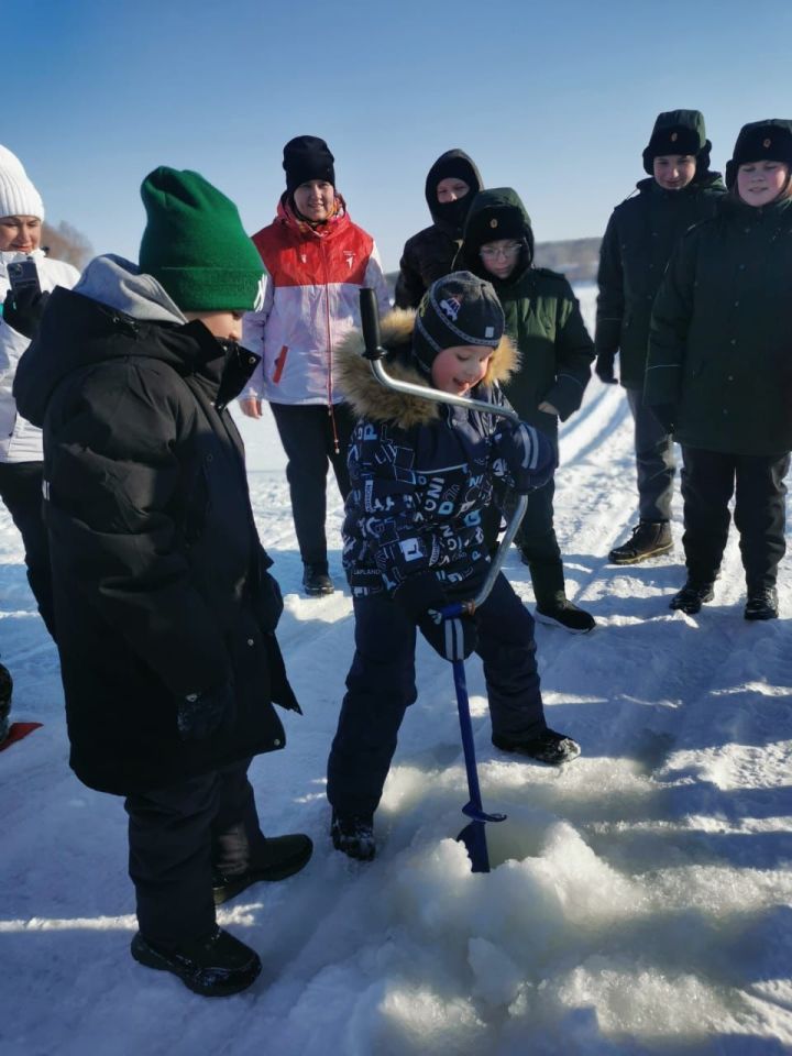 Более полусотни чистопольцев спасали рыбу от замора