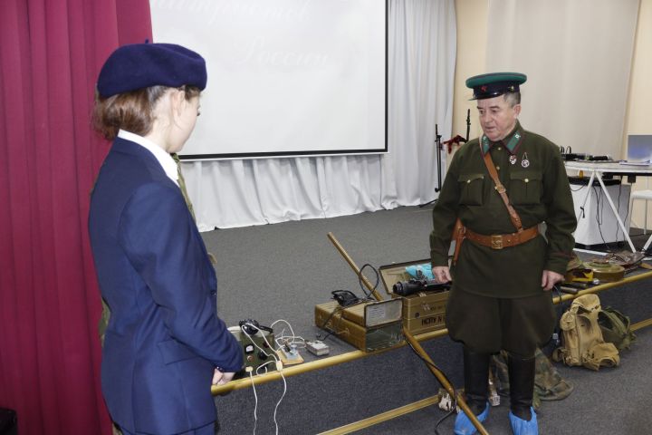 Чистопольским школьникам показали экспонаты музея боевой славы и рассказали о подвигах земляков на фронте