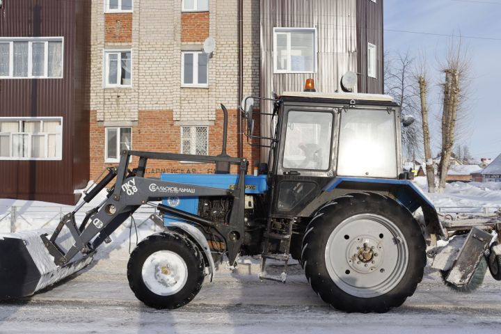 Чистопольский автогрейдерист рассказал, с какими трудностями сталкиваются коммунальные службы во время очистки улиц от снега