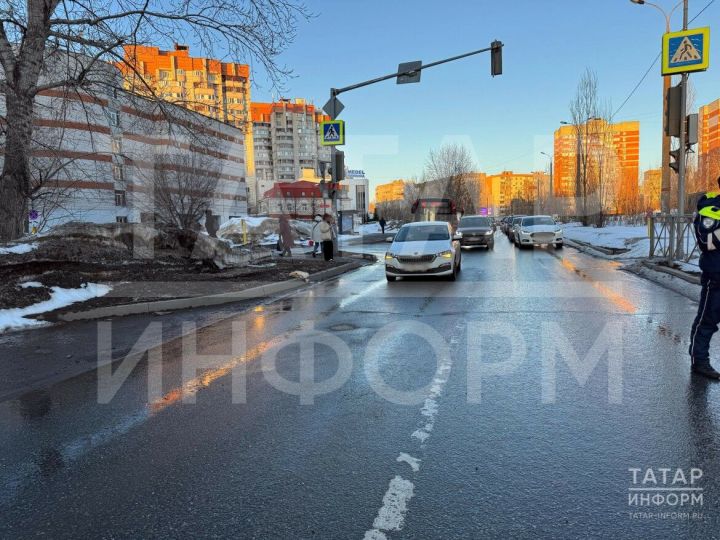 В Казани иномарка сбила двух школьниц, переходивших дорогу по «зебре»