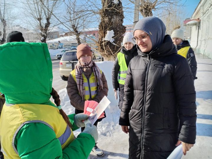 Чистопольских автоледи поздравили с наступающим праздником