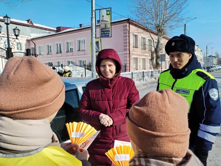 Чистопольских автоледи поздравили с наступающим праздником