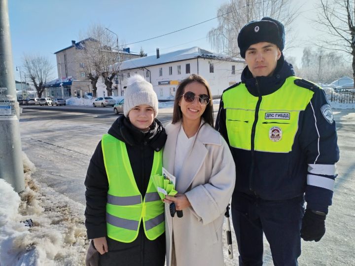 Чистопольских автоледи поздравили с наступающим праздником