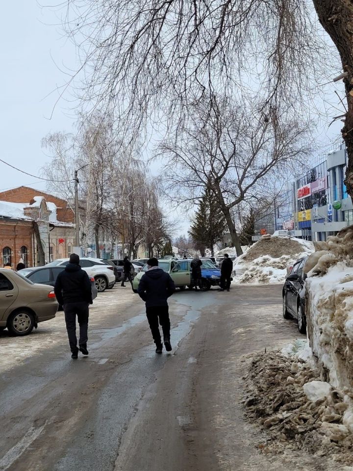 В Чистополе около ЦУМа столкнулись две легковушки