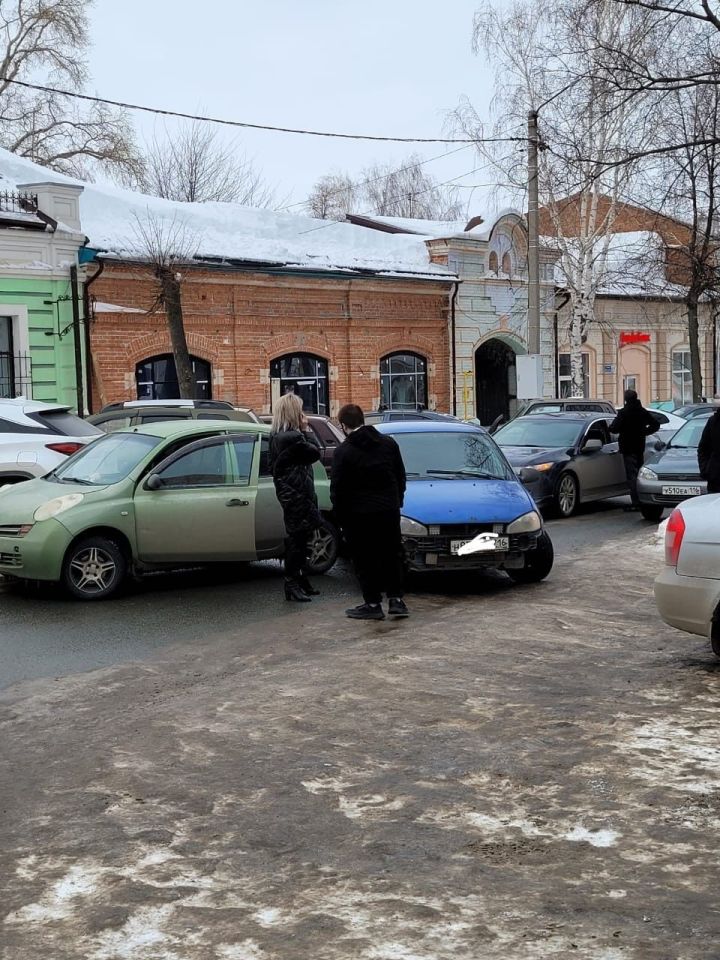 В Чистополе около ЦУМа столкнулись две легковушки