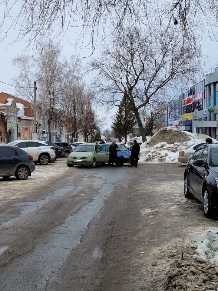 В Чистополе около ЦУМа столкнулись две легковушки