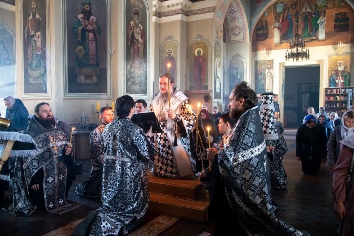 Епископ Пахомий совершил Пассию в чистопольском соборе