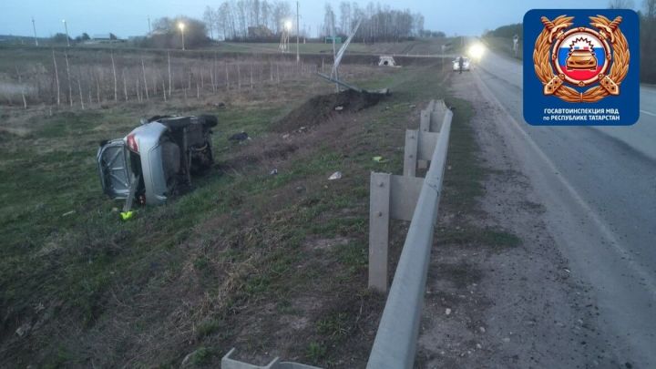 На трассе Сарманово — Джалиль водитель иномарки вылетел из салона автомобиля и погиб