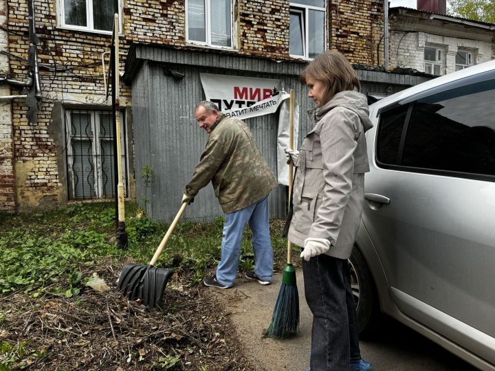 Сотрудники «Чистополь-информ» провели субботник