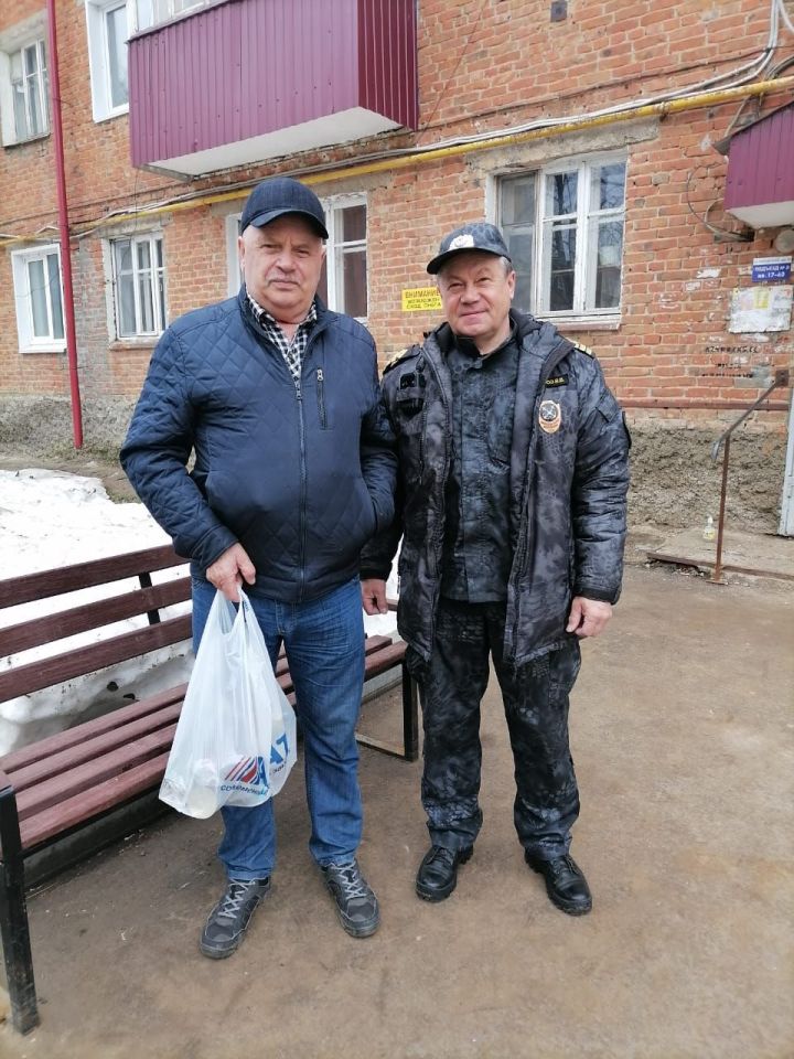 В Чистополе сотрудники отдела рыбоохраны поздравили ветерана организации с профессиональным праздником