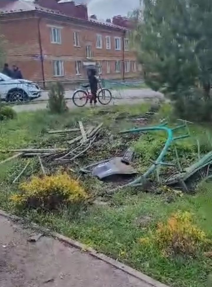 В Чистополе автомобиль протаранил ограждения и скамейки сквера