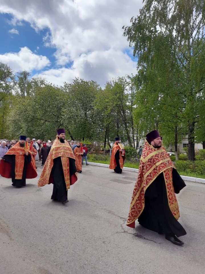 Чистопольцы прошли крестным ходом по одной из главных улиц города (фоторепортаж)