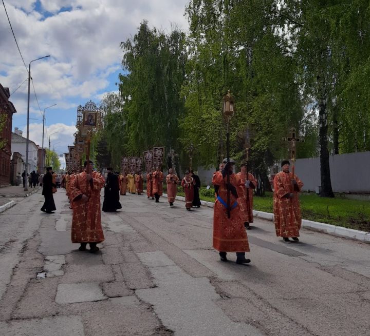 Чистопольцы прошли крестным ходом по одной из главных улиц города (фоторепортаж)