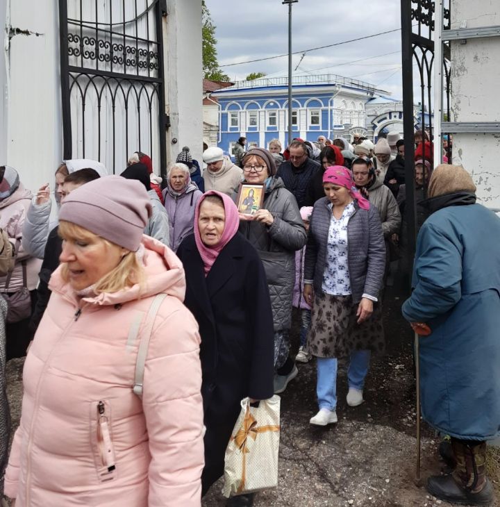 Чистопольцы прошли крестным ходом по одной из главных улиц города (фоторепортаж)