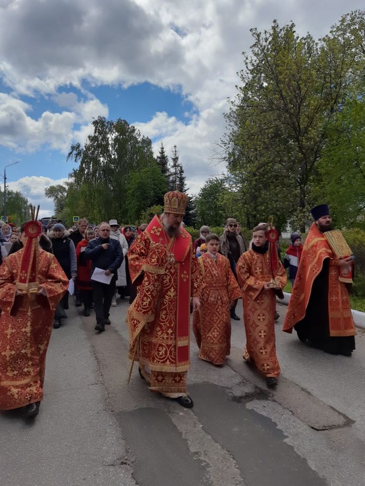 Чистопольцы прошли крестным ходом по одной из главных улиц города (фоторепортаж)