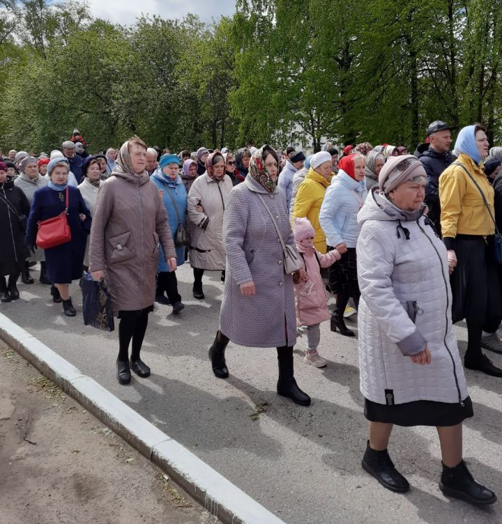 Чистопольцы прошли крестным ходом по одной из главных улиц города (фоторепортаж)