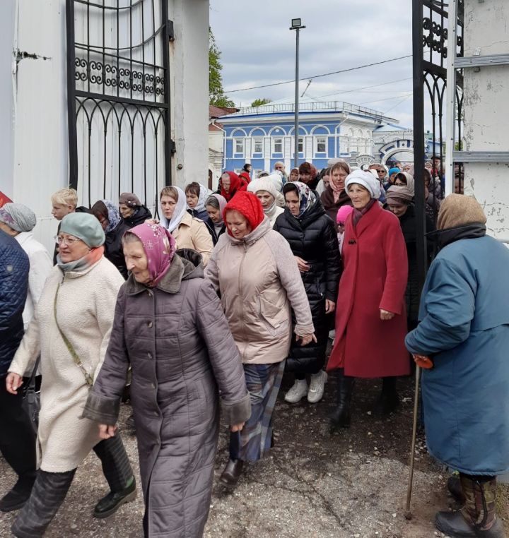 Чистопольцы прошли крестным ходом по одной из главных улиц города (фоторепортаж)