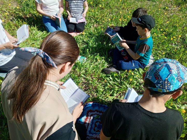 Для детей чистопольского села провели час познавательного чтения на природе