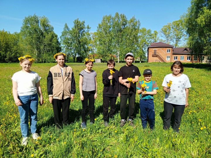 Для детей чистопольского села провели час познавательного чтения на природе