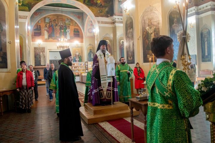 Чистопольцы поздравили епископа Пахомия с именинами