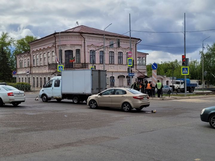 В Чистополе на перекрестке столкнулись два автомобиля