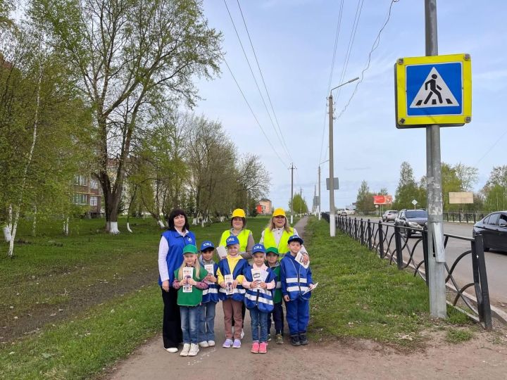 Юные чистопольцы напомнили прохожим и водителям правила безопасности на дорогах