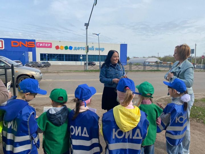 Юные чистопольцы напомнили прохожим и водителям правила безопасности на дорогах