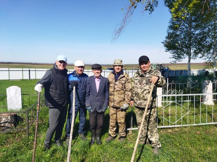 Жители и уроженцы села Служилая Шентала провели субботник на малой родине