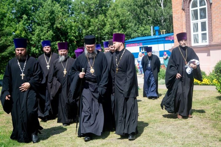 Литургия, крестный ход, общая трапеза: в Чистопольской епархии празднуют память священномученика Михаила Вотякова