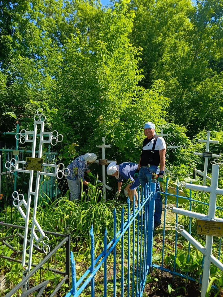 Чистопольские волонтеры провели уборку могил монахинь Успенского женского монастыря