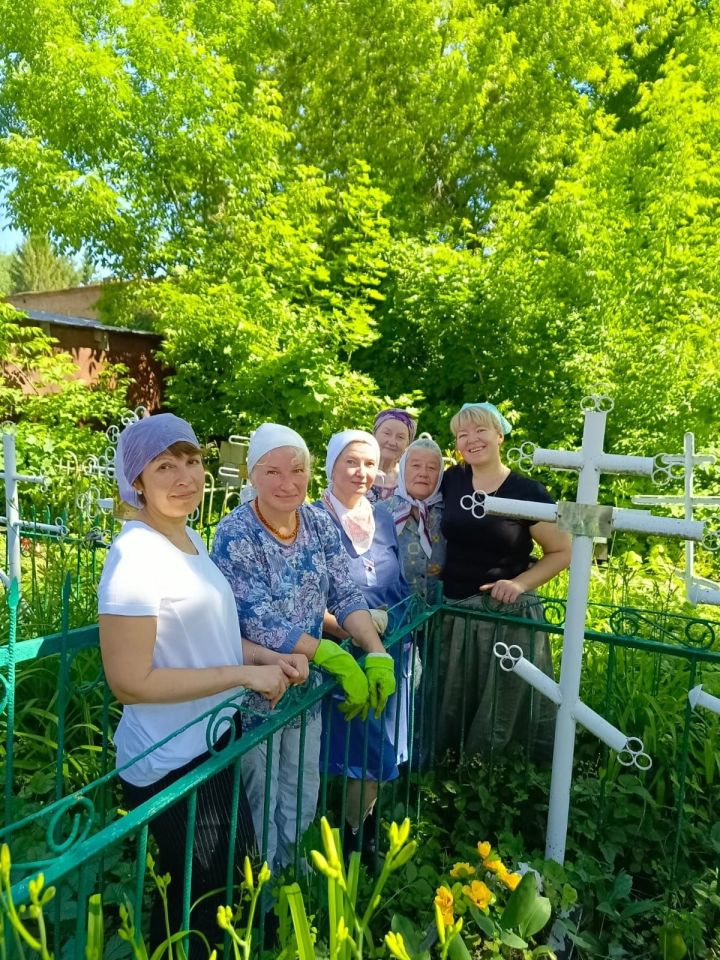 Чистопольские волонтеры провели уборку могил монахинь Успенского женского монастыря