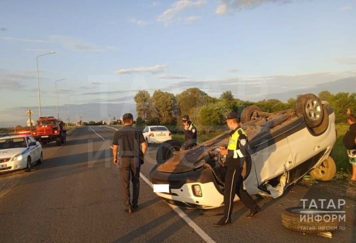 На трассе в РТ водителя зажало в перевернутой машине