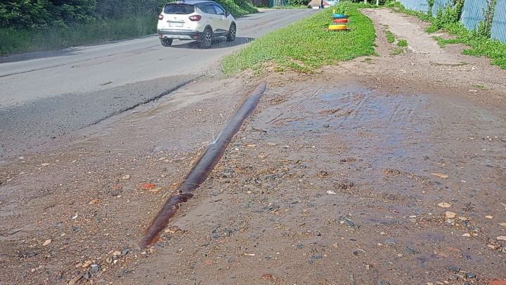 В Чистополе из трещины в водопроводной трубе бьет фонтан