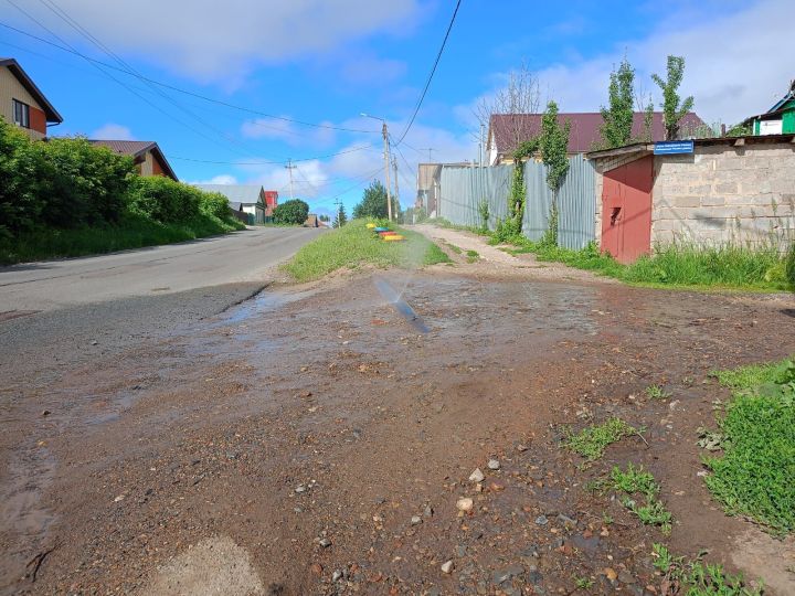 В Чистополе из трещины в водопроводной трубе бьет фонтан