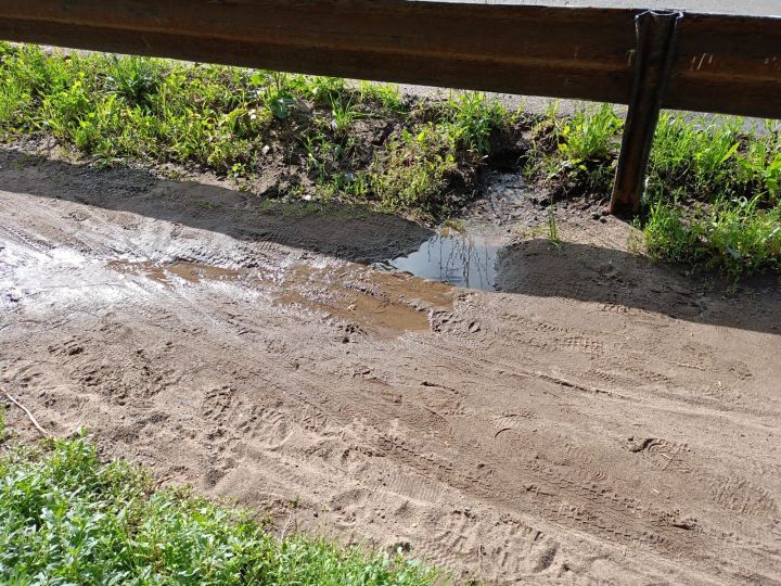 В Чистополе из трещины в водопроводной трубе бьет фонтан