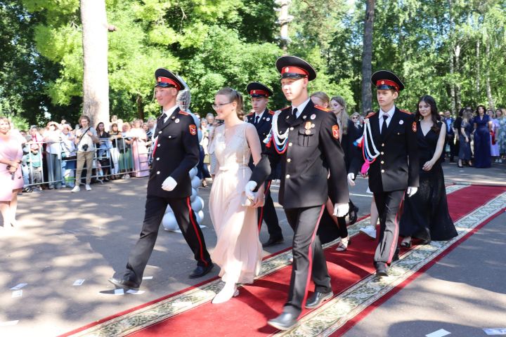 В Скарятинском саду Чистополя состоялся выпускной бал (фоторепортаж)