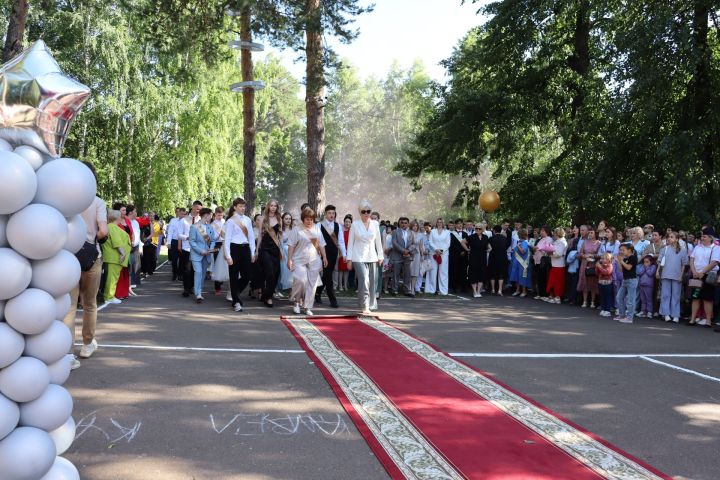 В Скарятинском саду Чистополя состоялся выпускной бал (фоторепортаж)