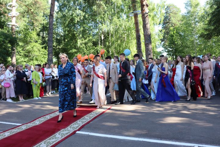 В Скарятинском саду Чистополя состоялся выпускной бал (фоторепортаж)